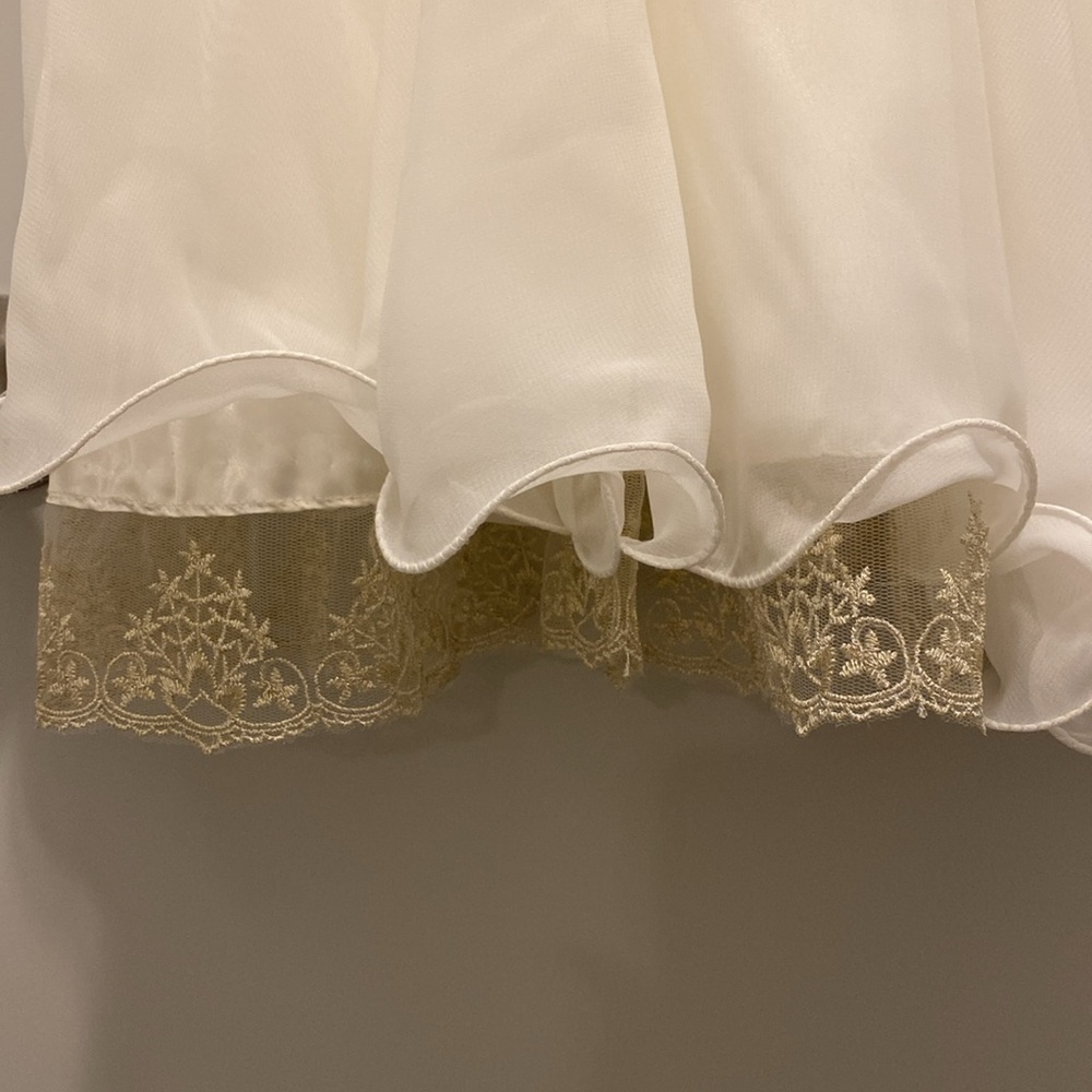 White and Gold appliqué homecoming dress, size 8 - Picture 4 of 4